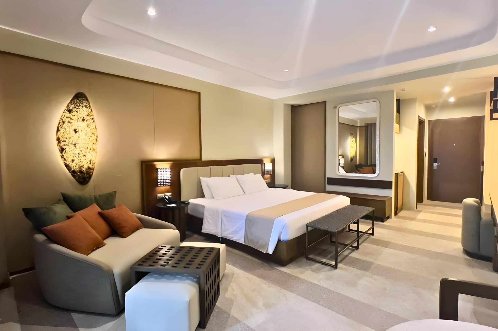 Grand, Premier, Pool Access, East Wing