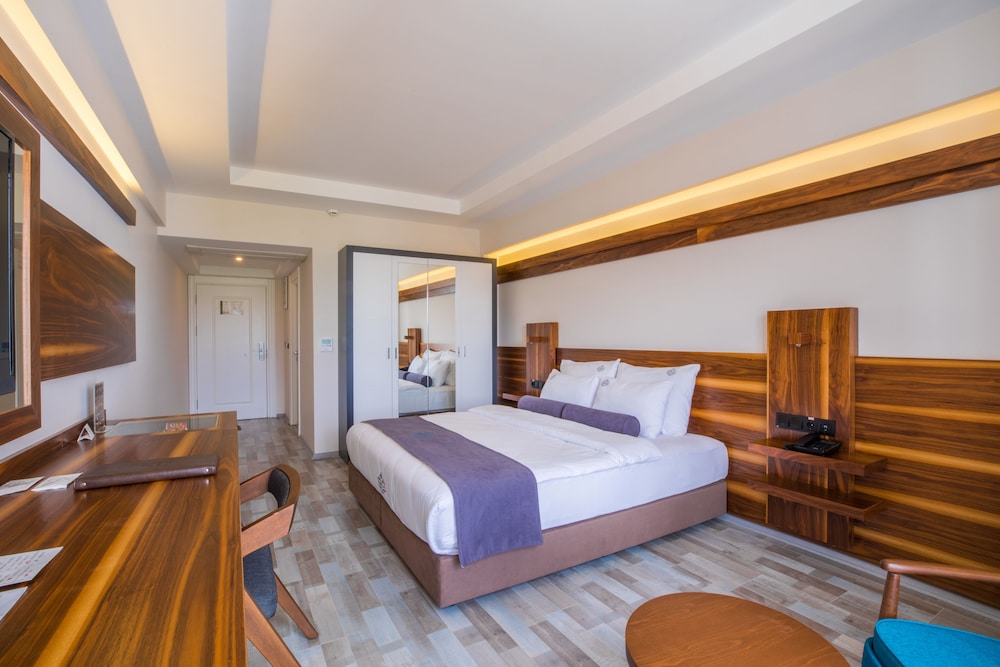 Karpalas City Hotel & Spa 30/70