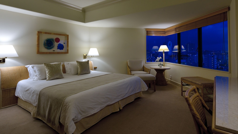 DELUXE, KING BED