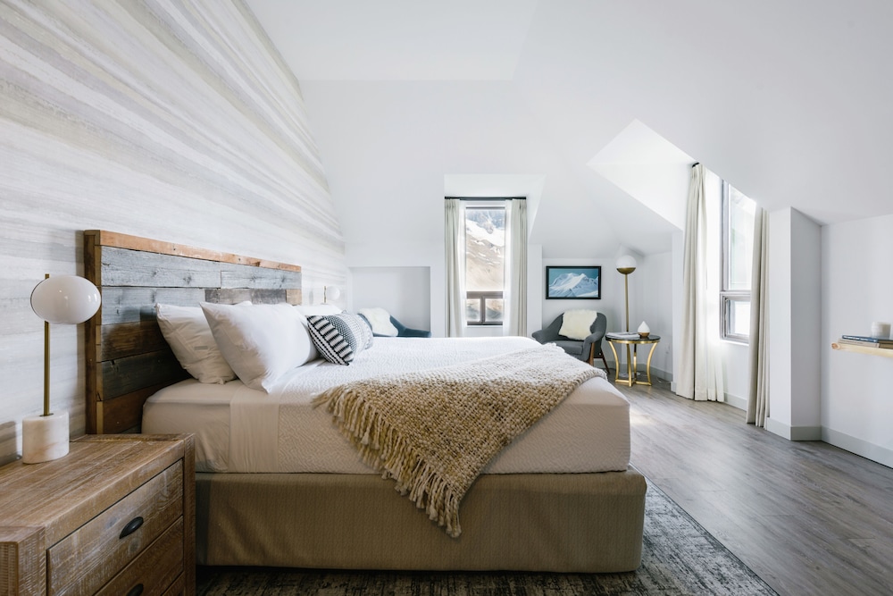 Premium, Single, King Bed, Valley View