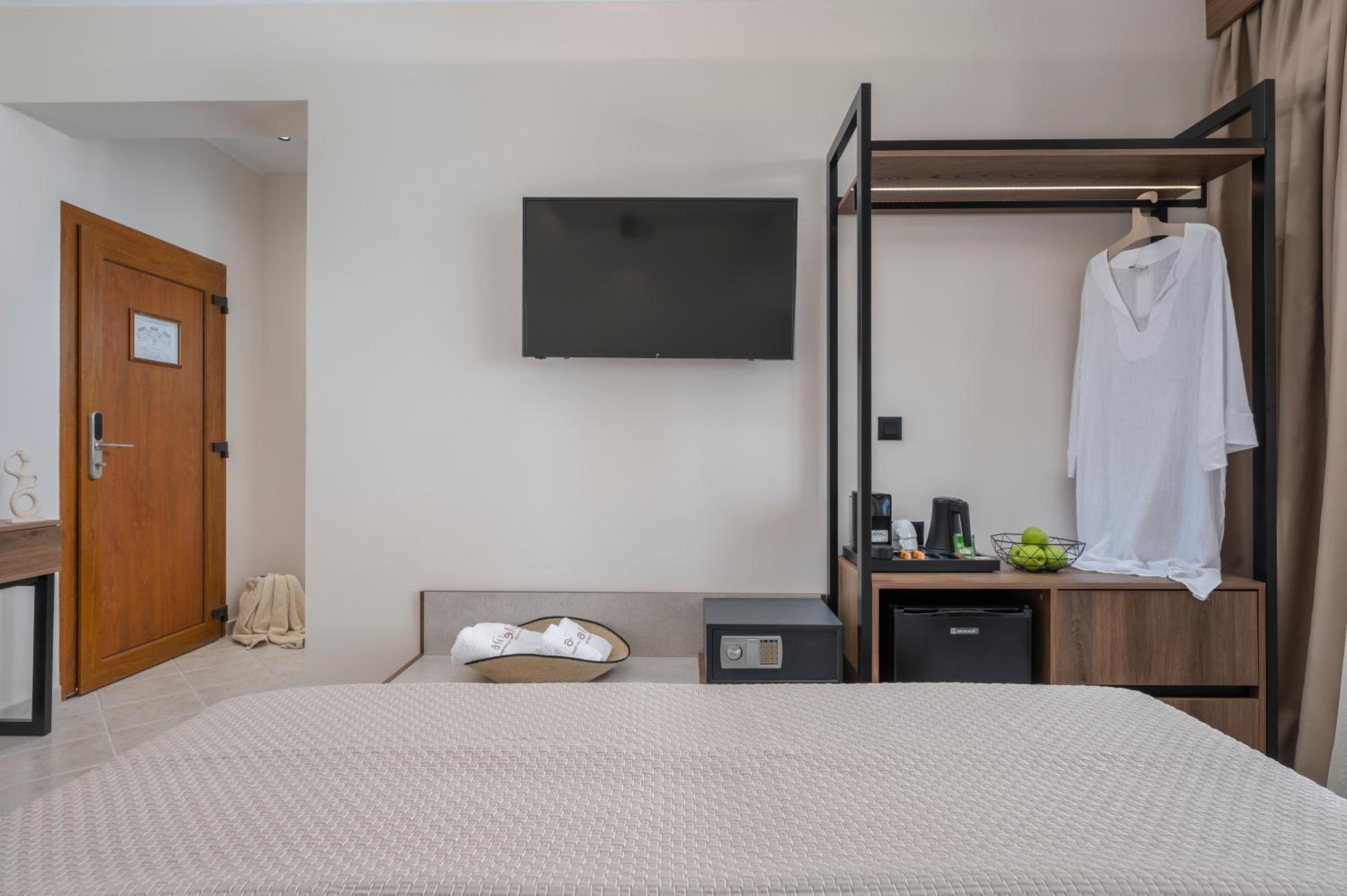 غرفة قياسية ثلاثية، Alia Palace - Adults Only 3/9