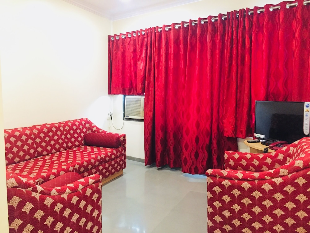 Hotel New Uttam Hira Palace 31/34