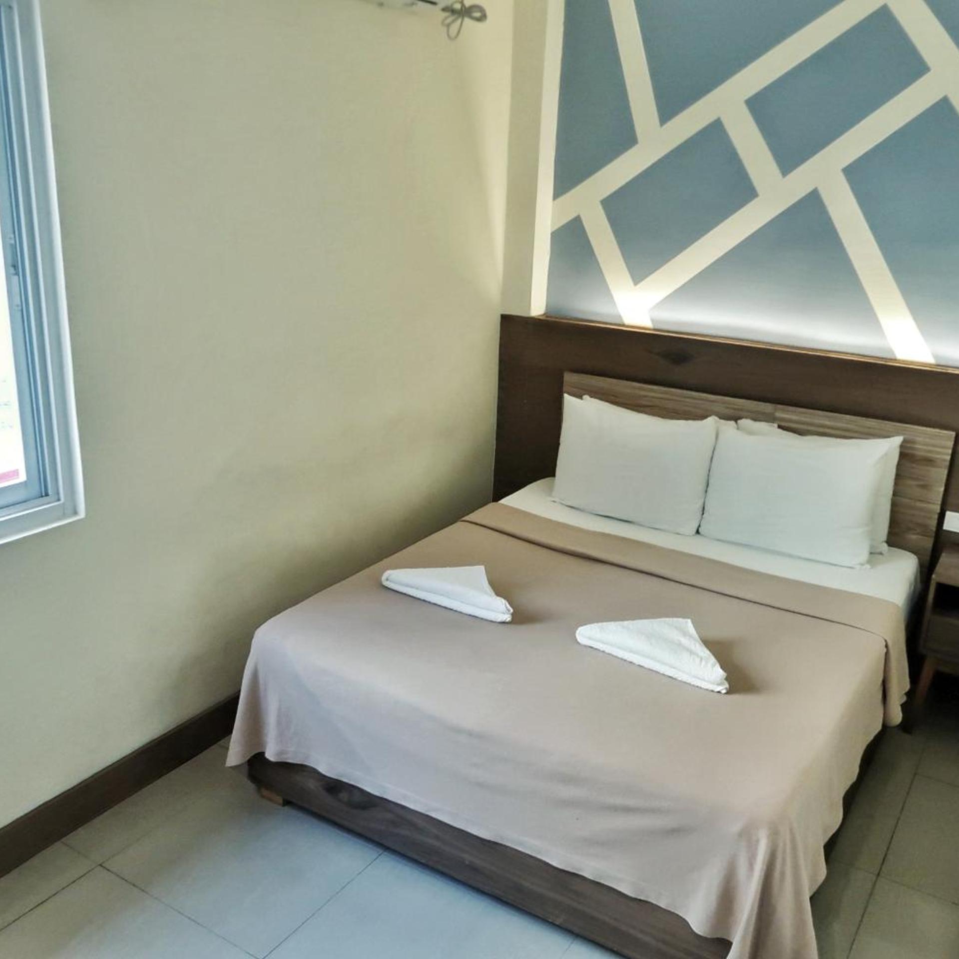 Leux Hotel 10/40