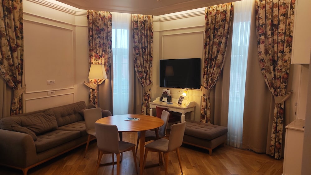 Corinne Hotel 34/50