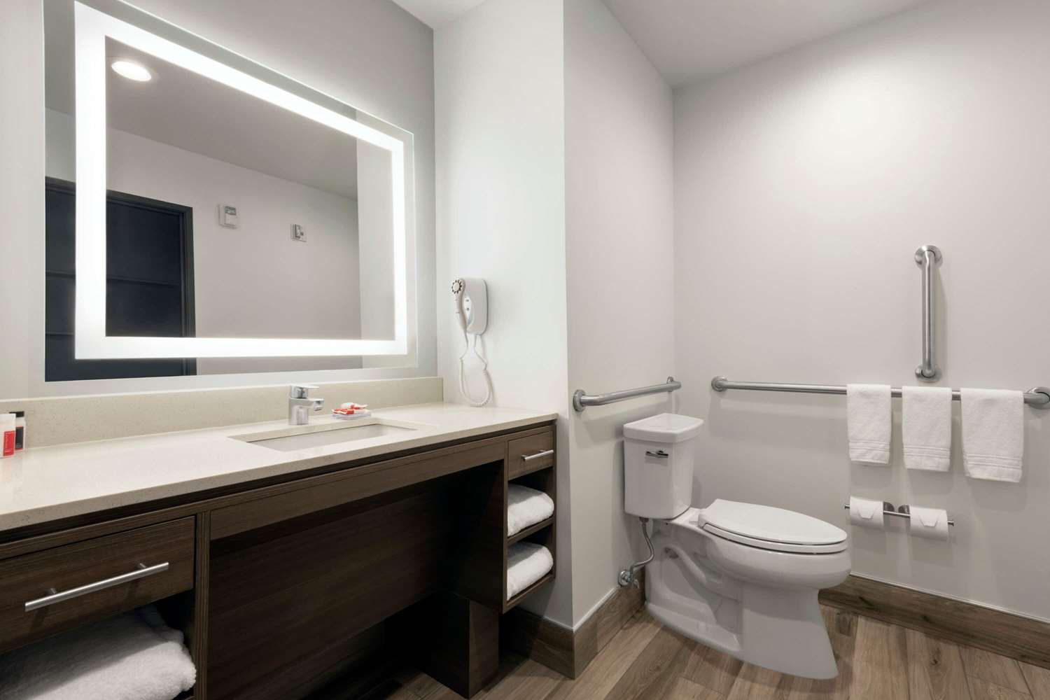 Days Inn & Suites By Wyndham Beaumont West / I-10 & Walden 45/47