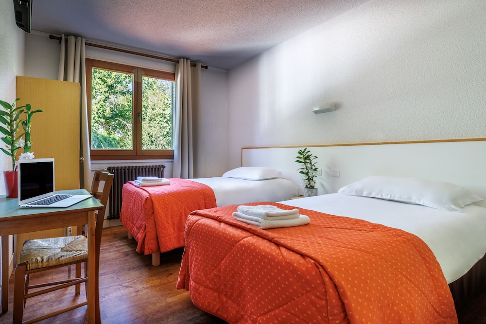 ROOM, TWIN BEDS