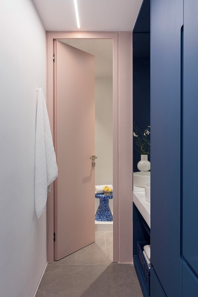 NEO SUITES 74/75