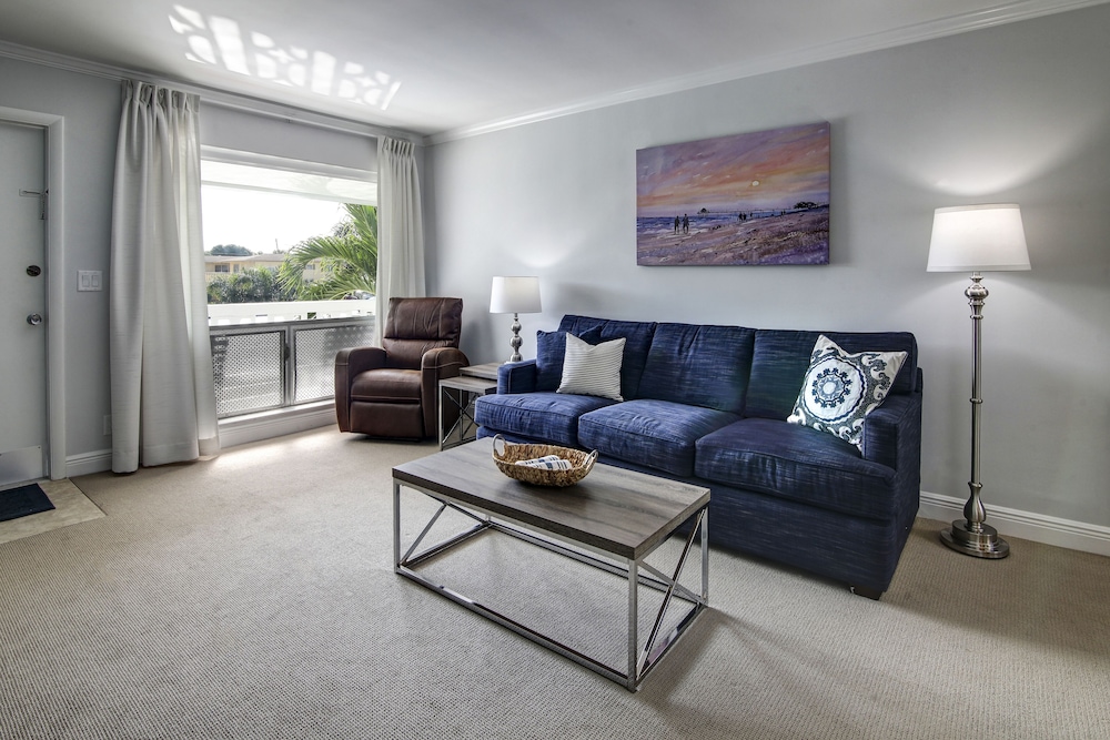 May Dee Suites 23/67
