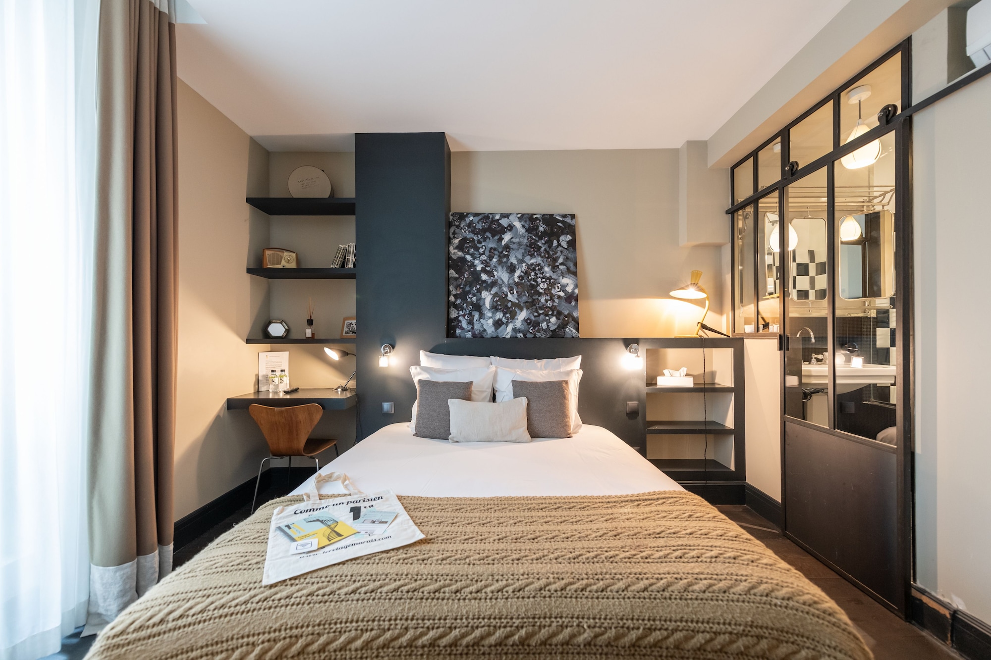 DELUXE, DOUBLE BED