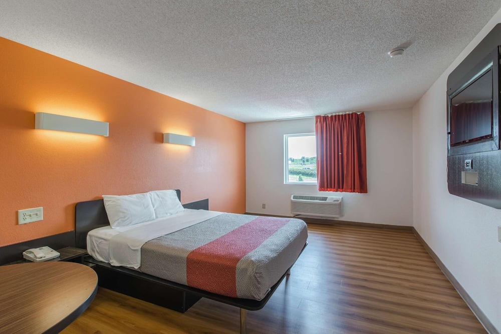 Motel6 Omaha, NE 7/55