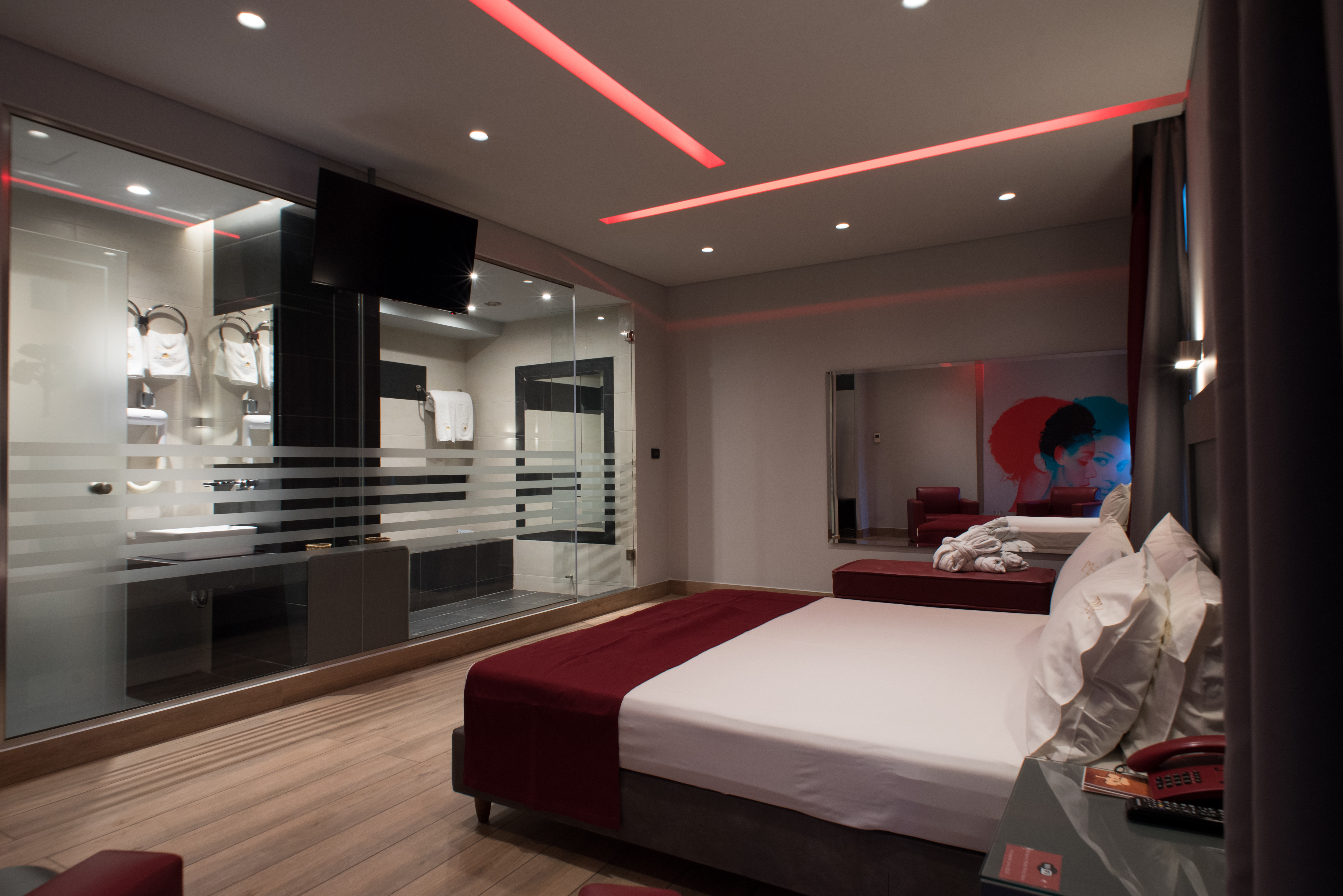 جناح بسرير كوين بشرفة، Pines Hotel - Adults Only 3/4