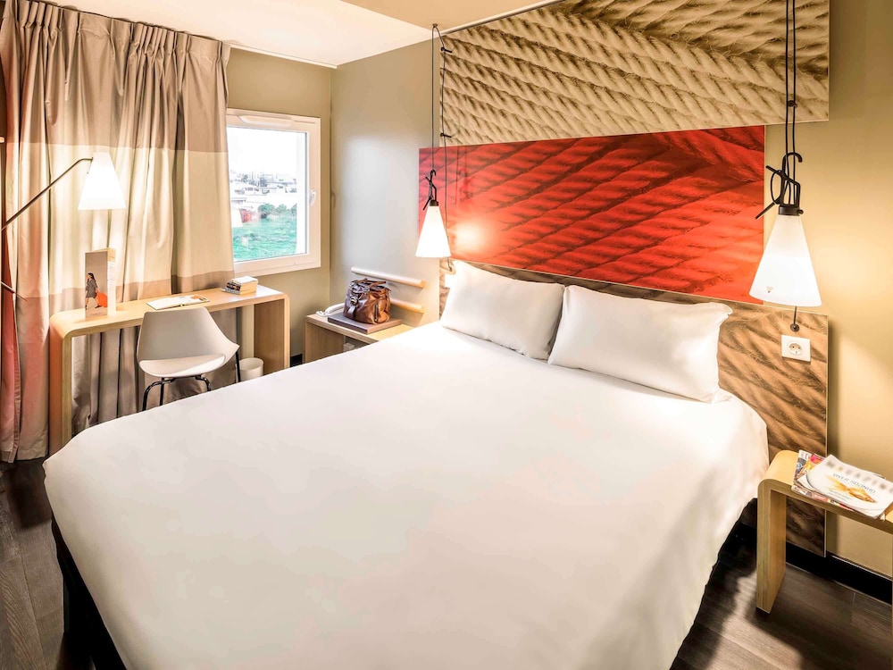 ROOM, TWIN BEDS