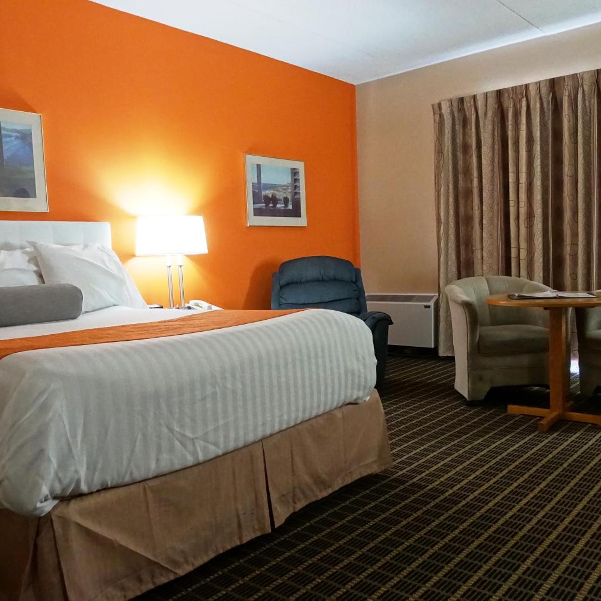 Howard Johnson by Wyndham Tillsonburg 4/28