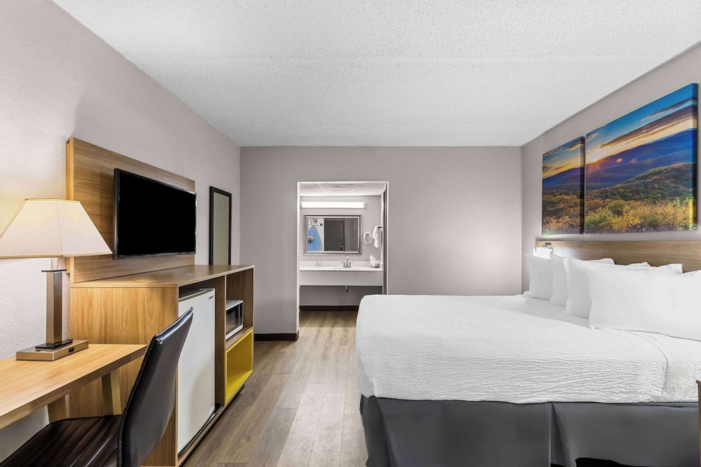 Room, Queen Bed, Days Inn by Wyndham Clayton 2/5