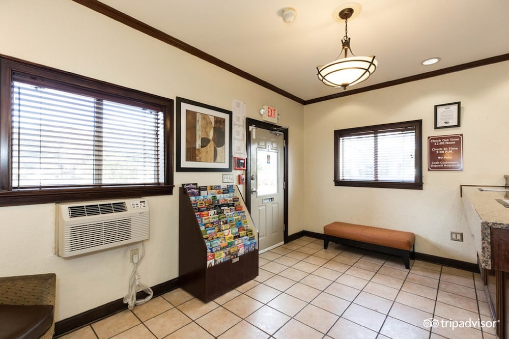 HomeTowne Studios by Red Roof Orlando South 35/42