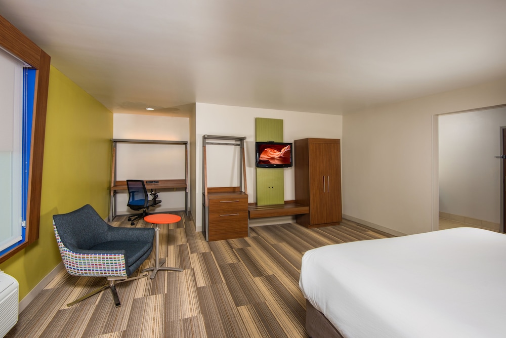 Holiday Inn Express Hotel Suites Peoria North Glendale 16/60