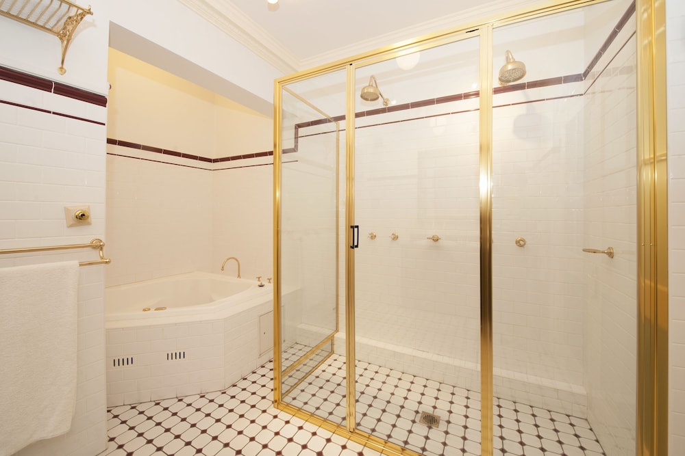Cobb & Co Court Boutique Hotel 9/29