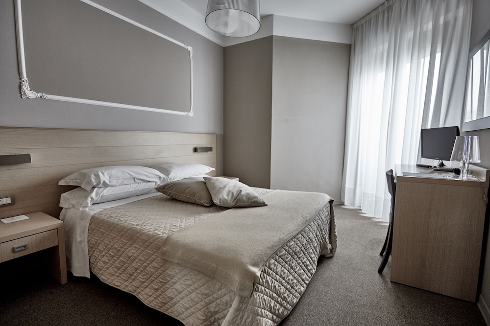 Rouge Hotel International 15/50