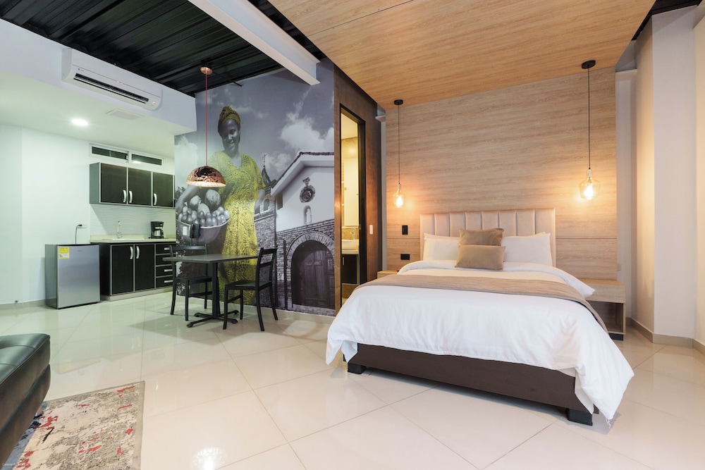 LUXURY, KITCHENETTE