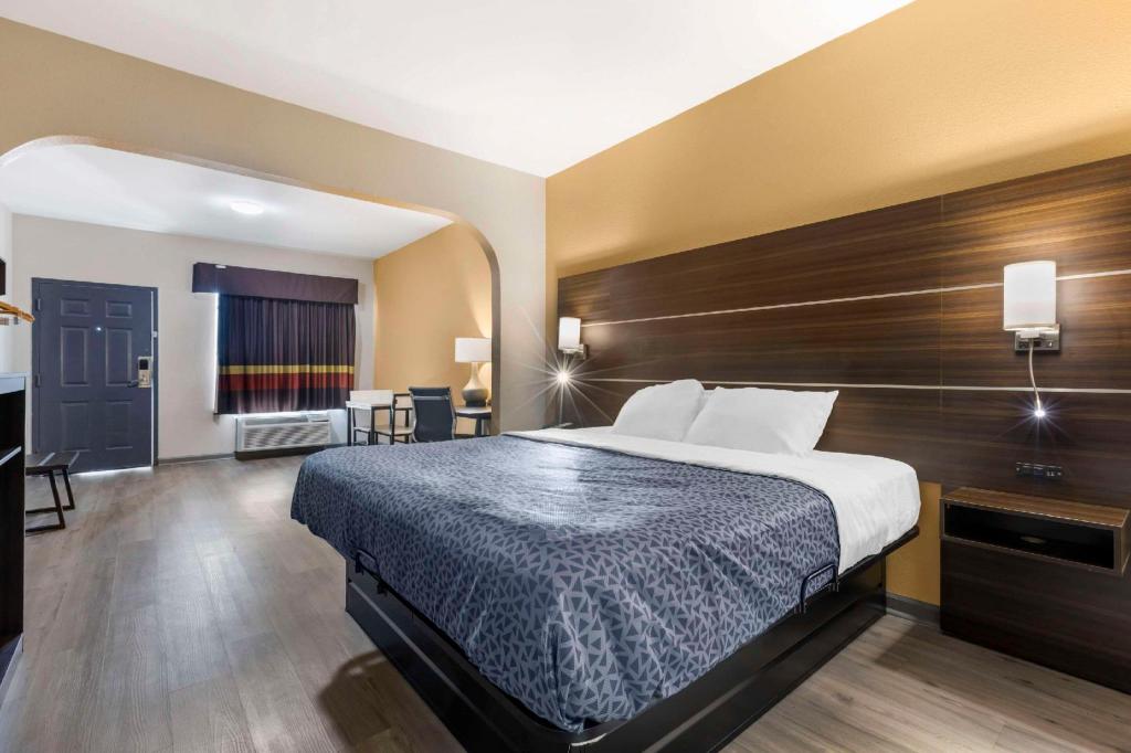 Efficiency, King Bed
