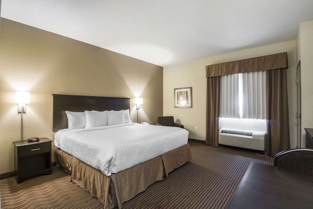 Quality Inn & Suites Thompson, MB 17/41