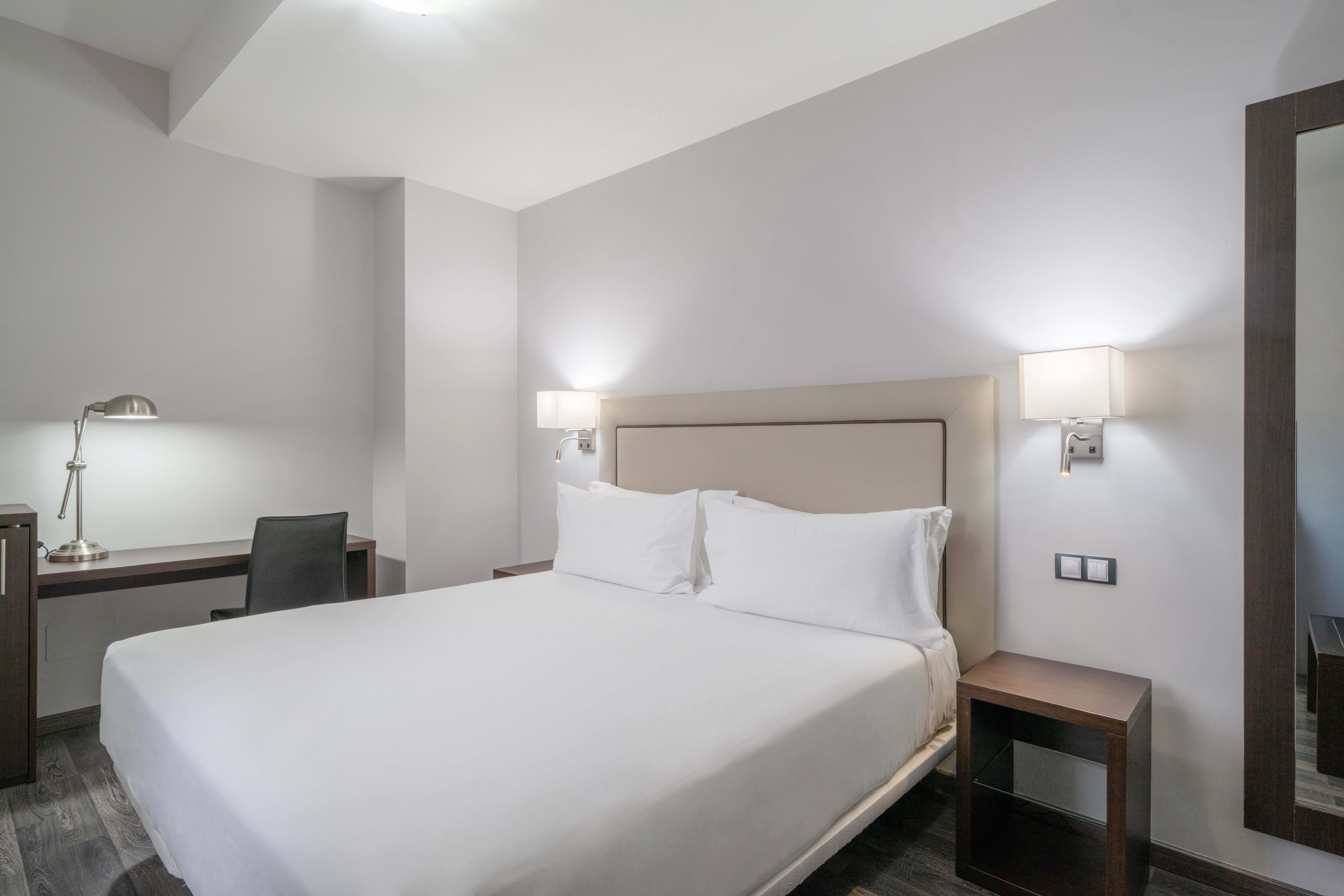 Room, Double Bed, Sofa, Exe Convention Plaza Madrid 3/4