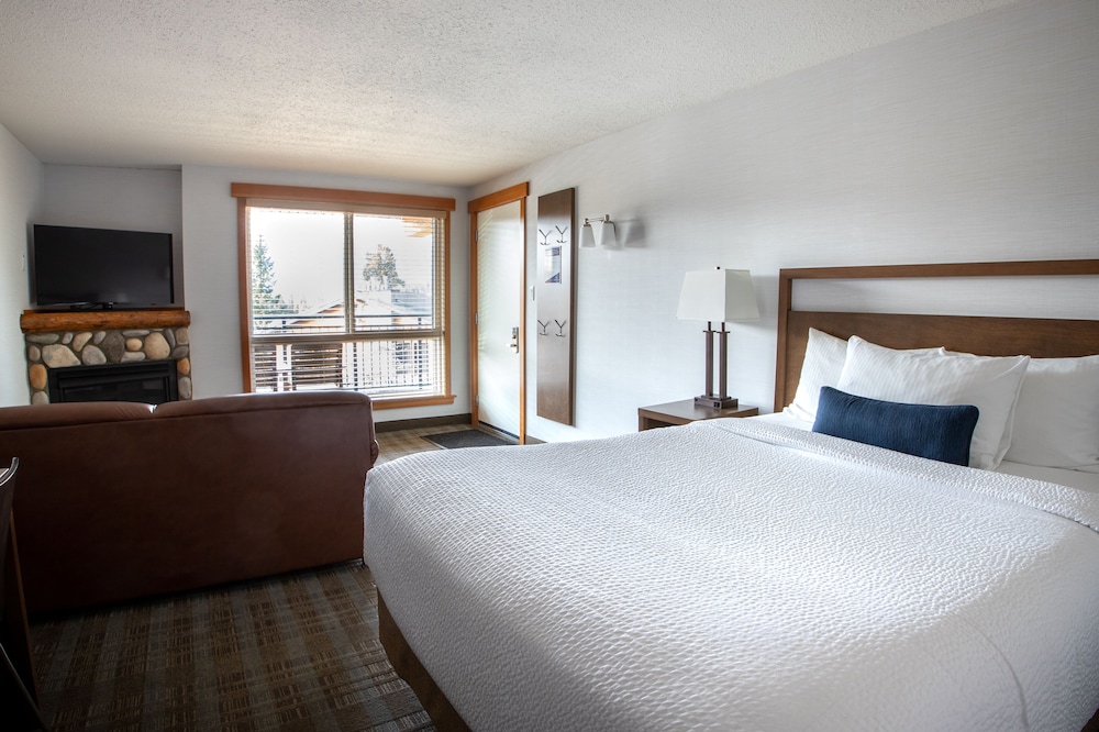 Pyramid Lake Resort 7/48