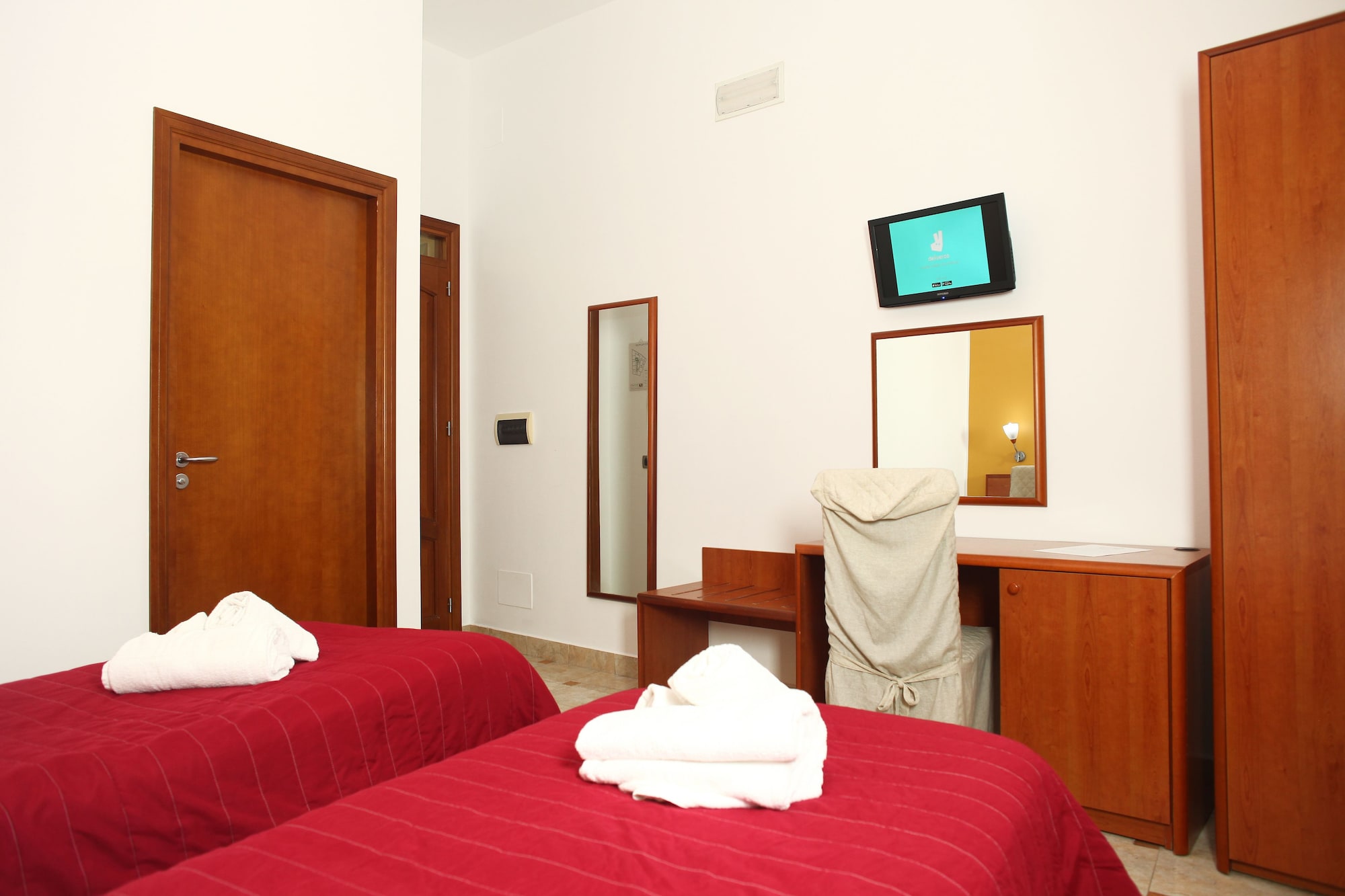 ROOM, DOUBLE BED