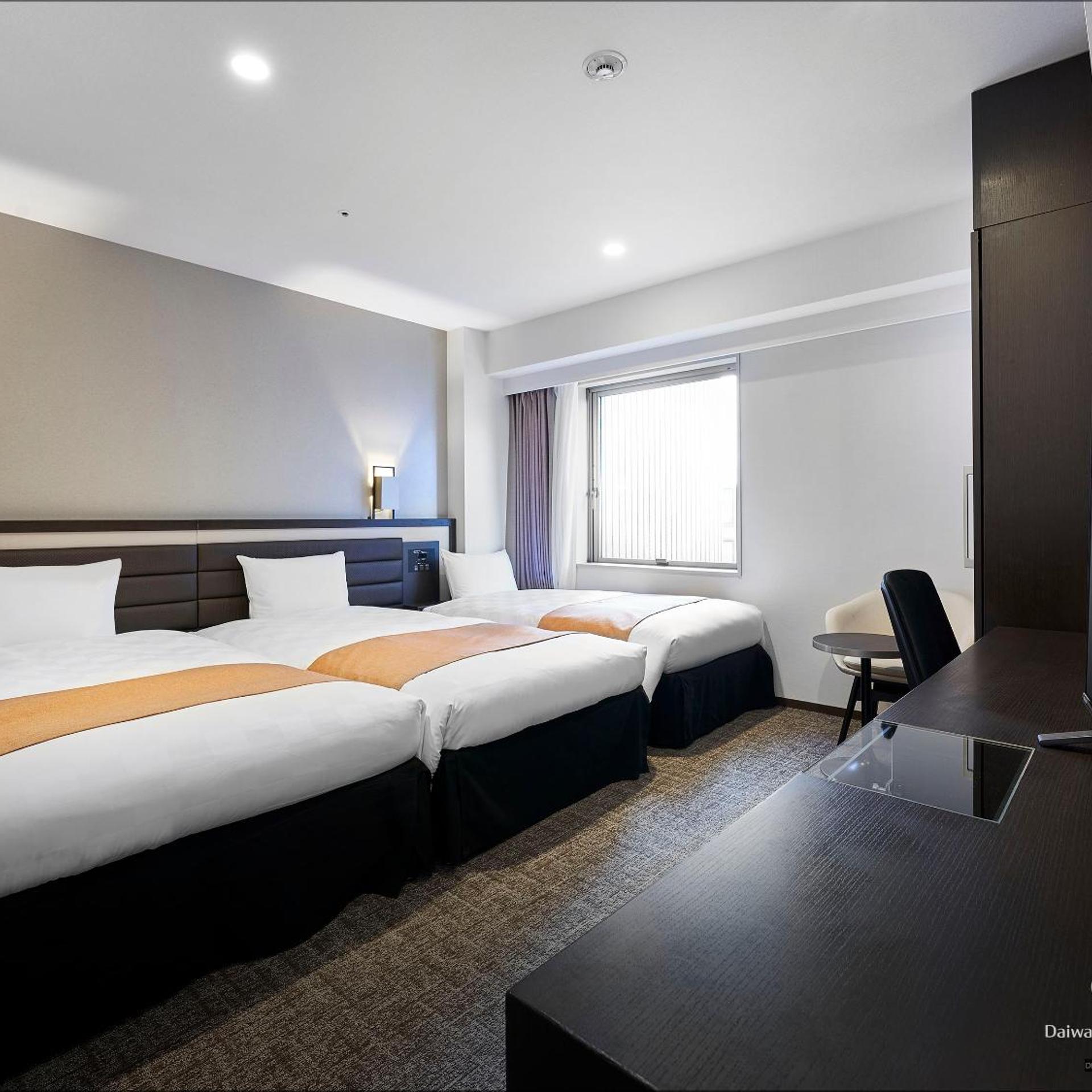 Hollywood, Twin Beds, 3 Beds, with Extra Bed، Daiwa Roynet Hotel Osaka Kitahama 2/4