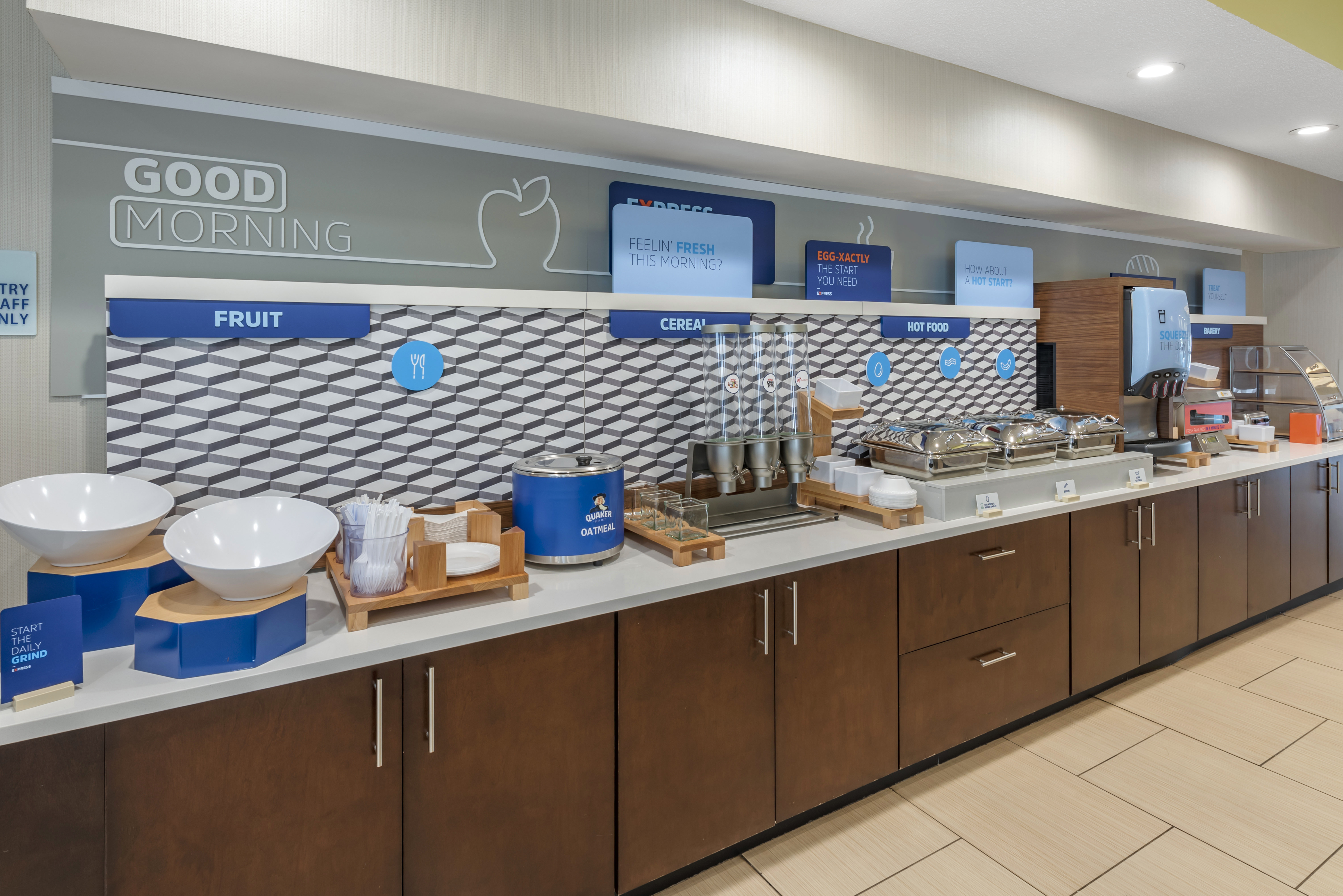 Holiday Inn Express Hotel & Suites Cincinnati-Blue Ash 12/72