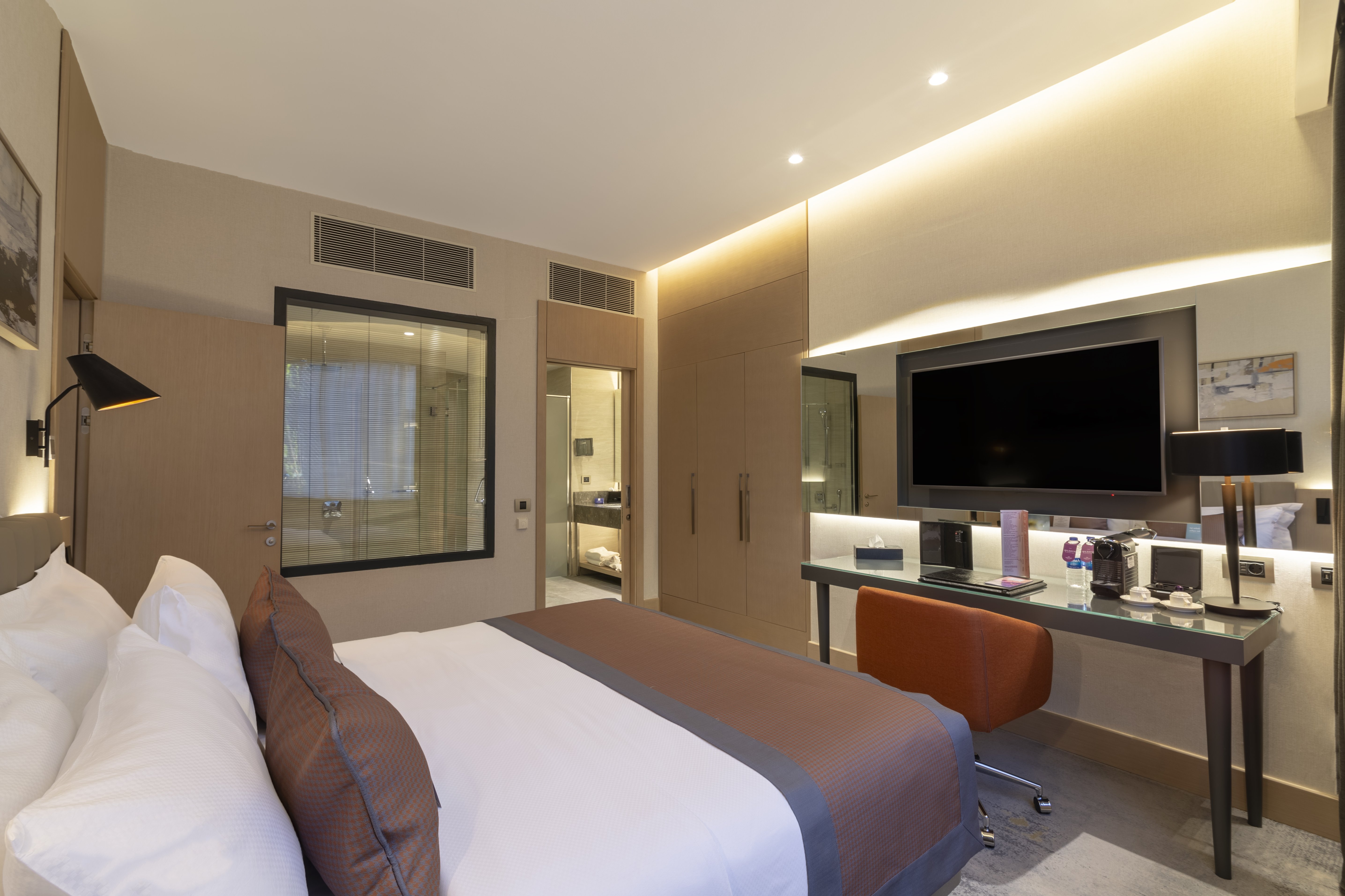 Suite, King Bed, Sofa