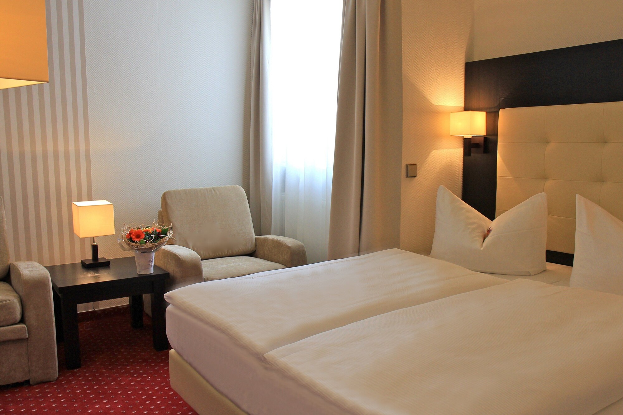 STANDARD, QUEEN BED