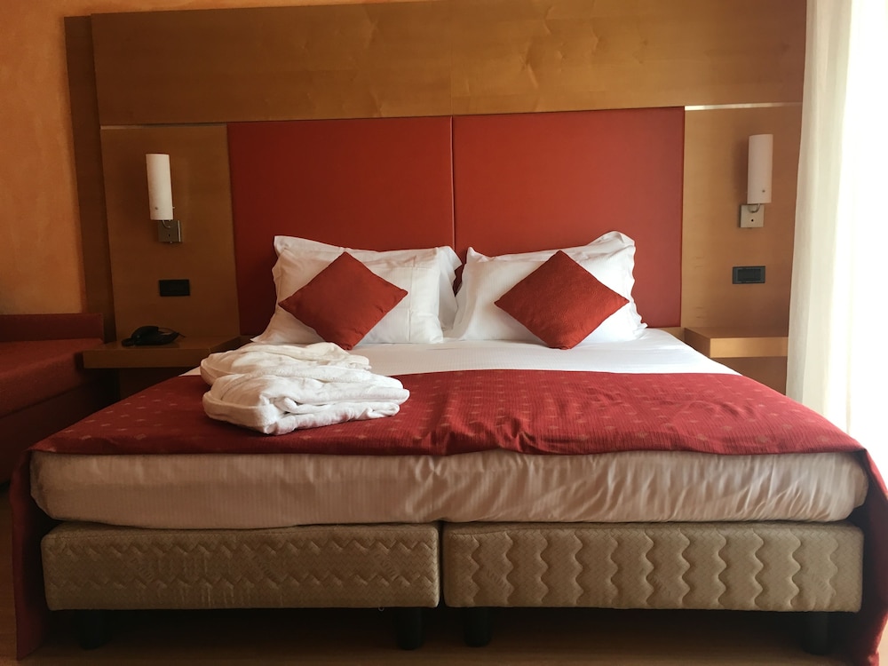 ROOM, DOUBLE OR TWIN BED