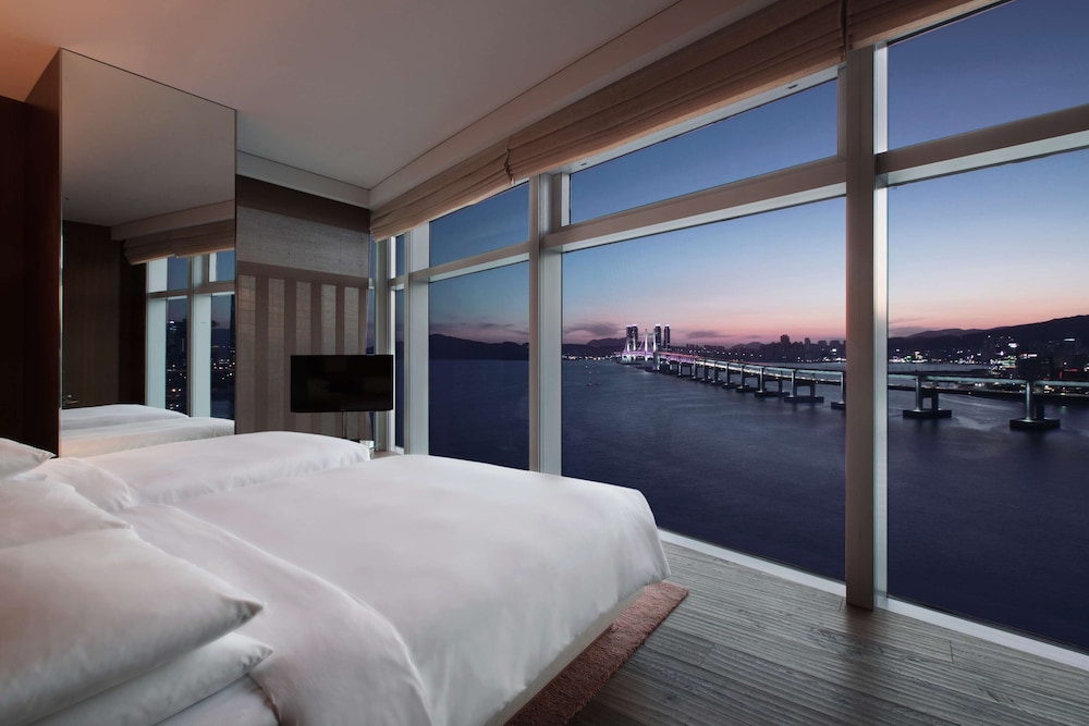 Family Suite, Ocean, 1 Queen and 1 Single Bed