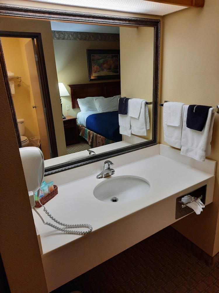 Horse Creek Inn - McCook 20/36