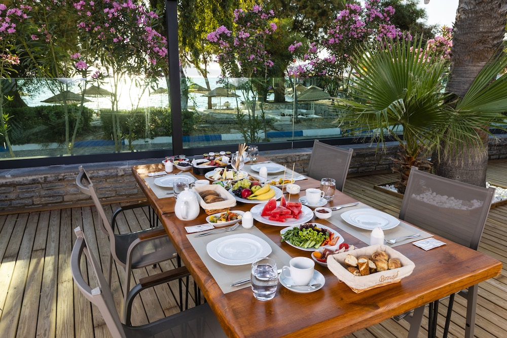 Yalipark Beach Hotel 51/65