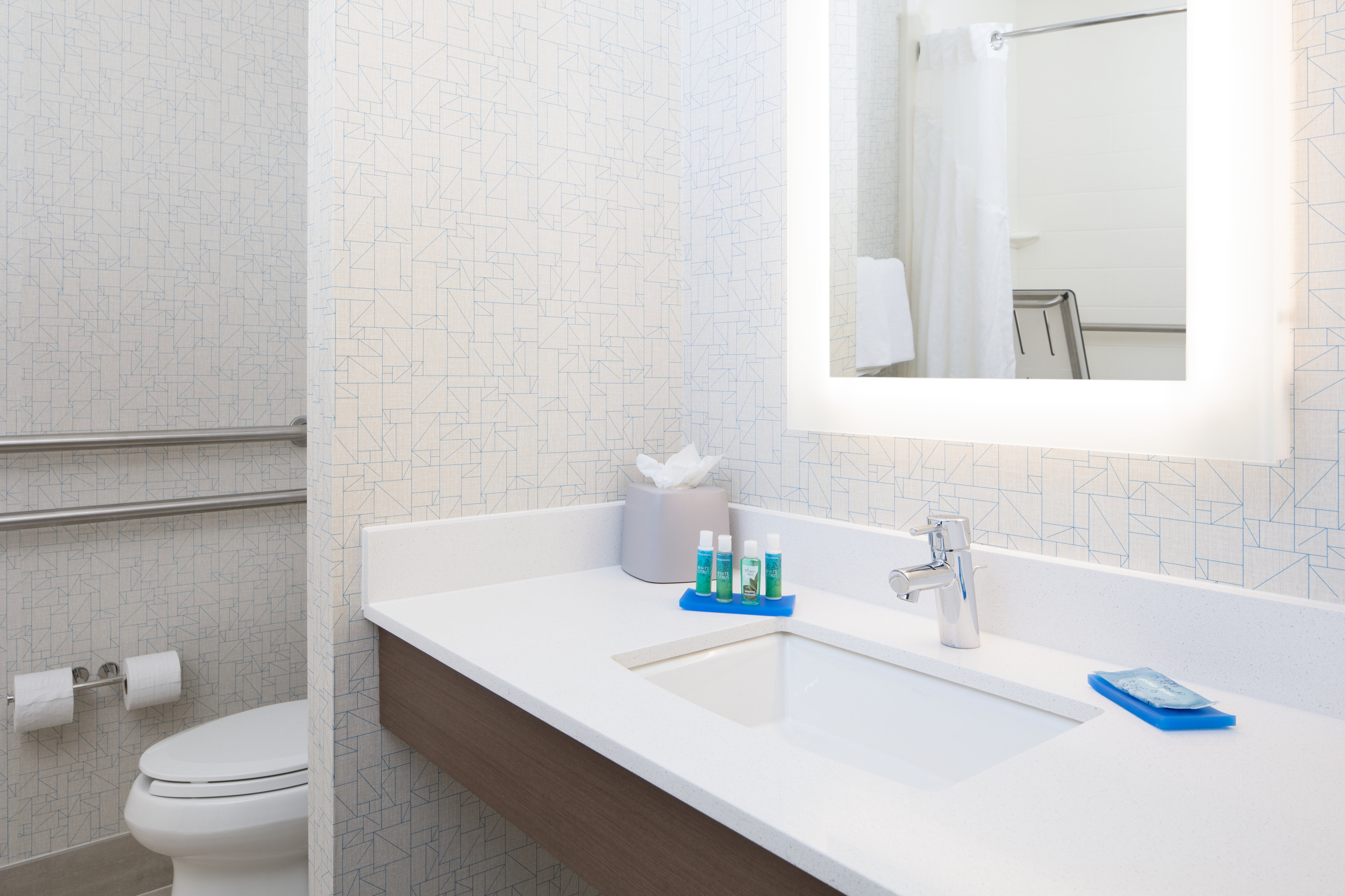 Holiday Inn Express Louisville Northeast 28/29