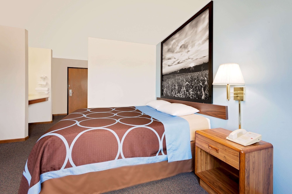 Super 8 by Wyndham Centerville 9/36