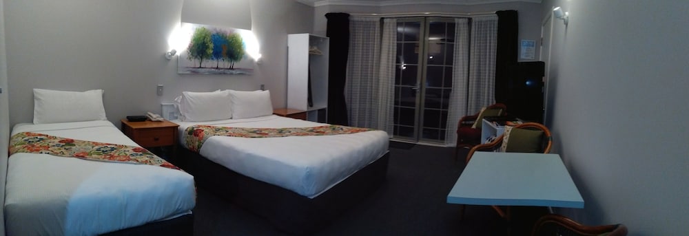 Colonial Lodge Motel 17/28