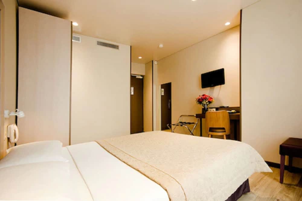 2 BEDROOMS, CONNECTING