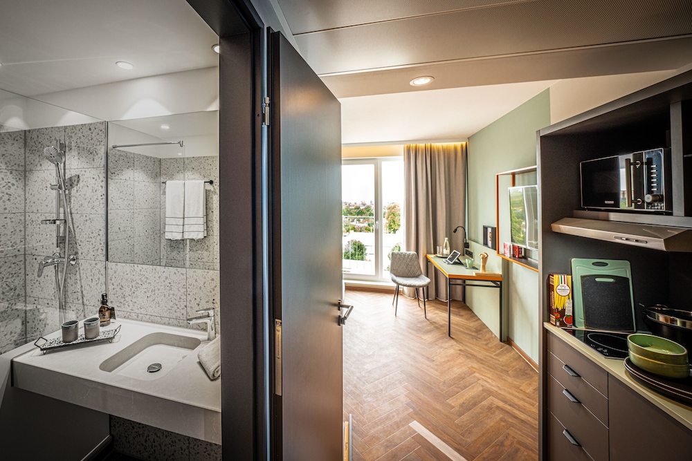 LOGINN Hotel Berlin Airport 54/59