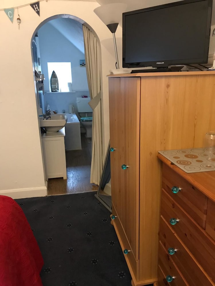 Lyndsay Guest House 44/50