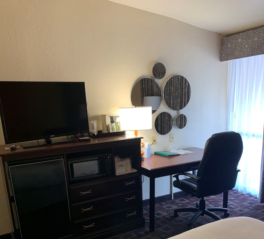 Howard Johnson by Wyndham Oklahoma City Airport/ Fairgrounds 20/22