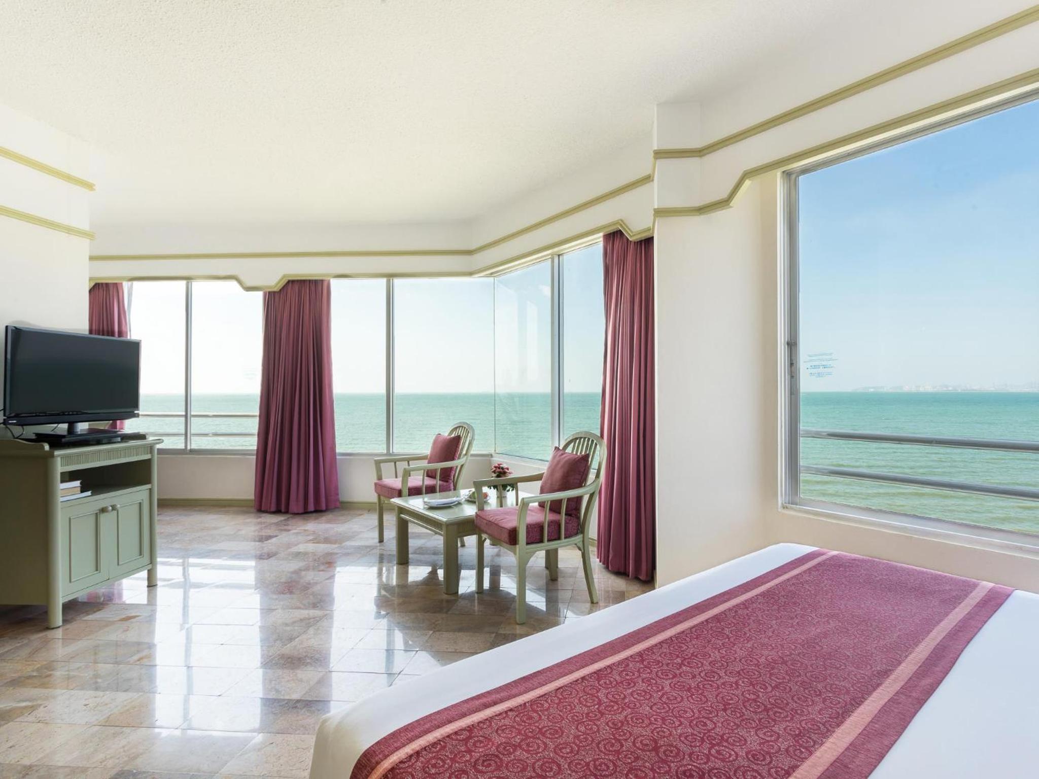 Whale Tail Suite