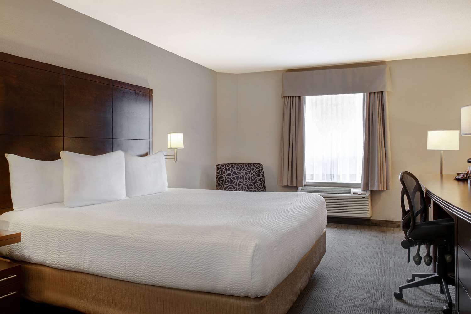 Days Inn By Wyndham Medicine Hat 11/38