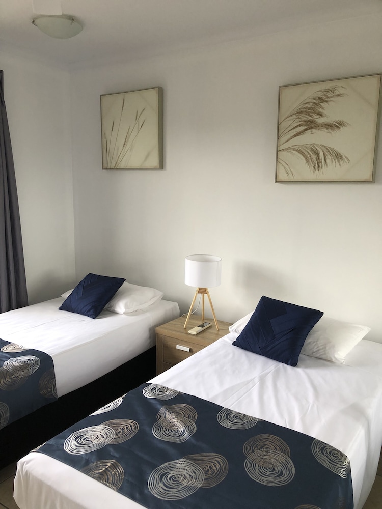 Coral Towers Holiday Suites 19/69