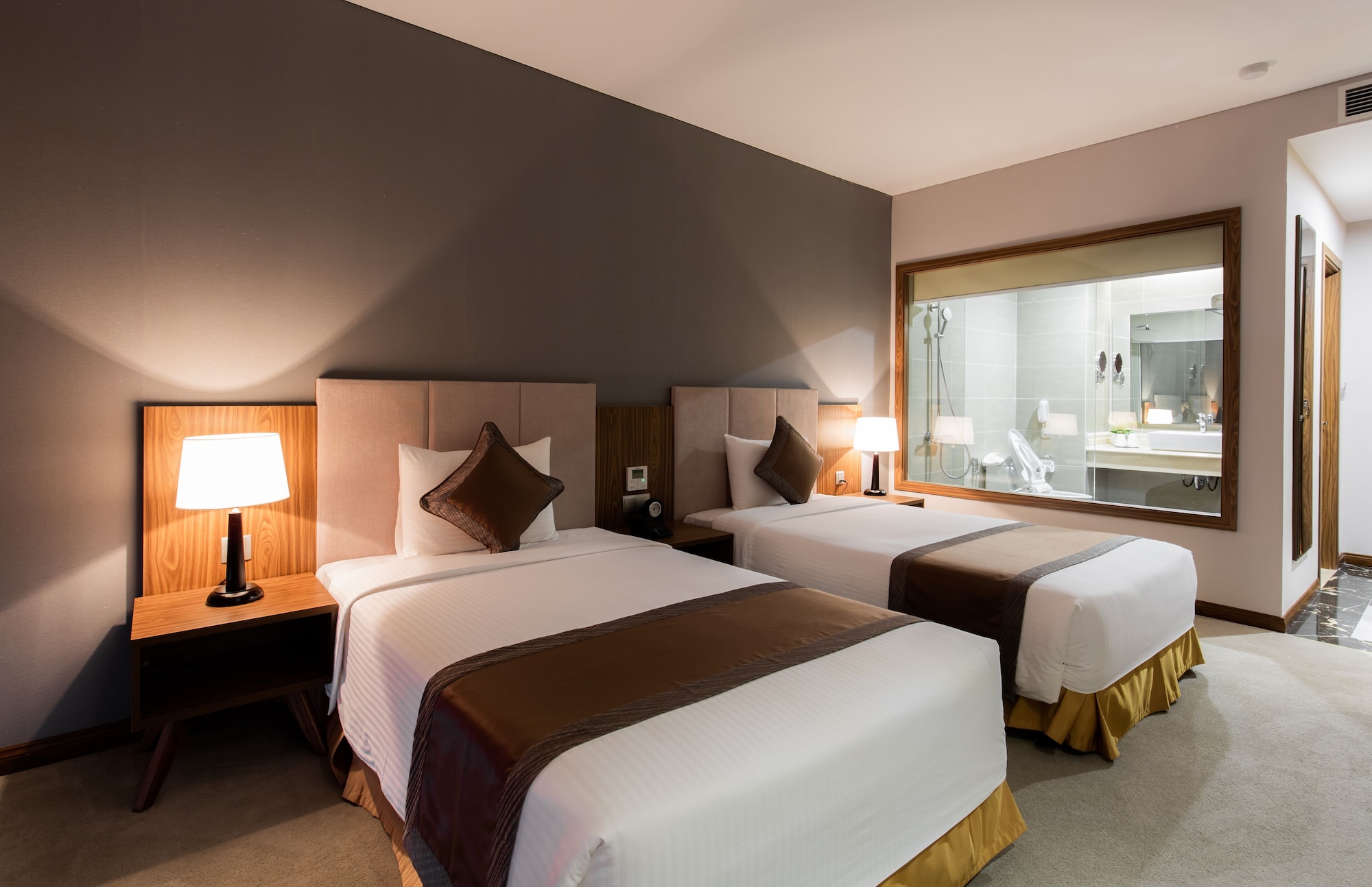 DELUXE, TWIN BEDS