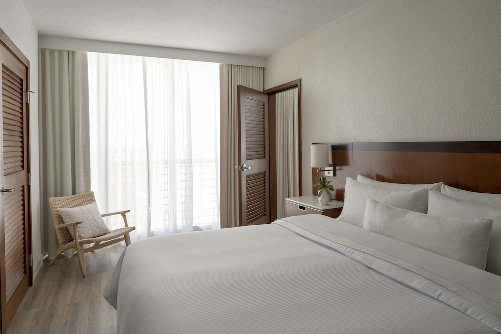 1 Bedroom, Superior, Suite, King Bed, Intracoastal View