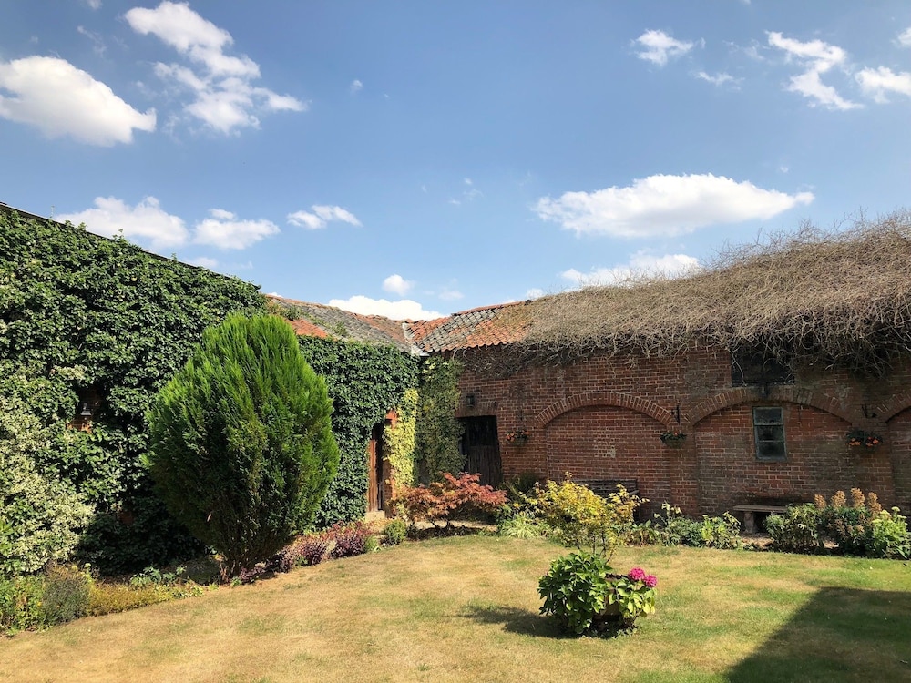 The Saracen's Head 27/32