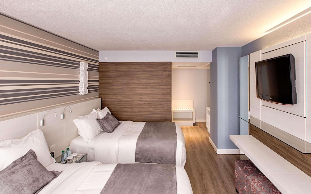 Superior, 2 Double Beds, Radisson Hotel Curitiba 4/10